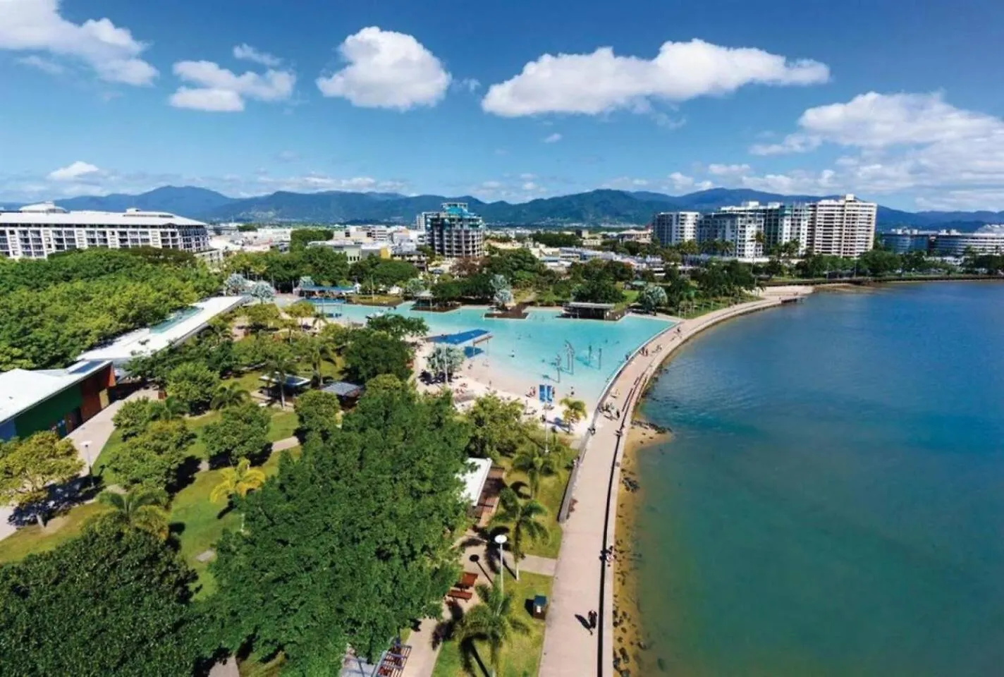 Luxury Retreat In Cairns With Pool Apartment