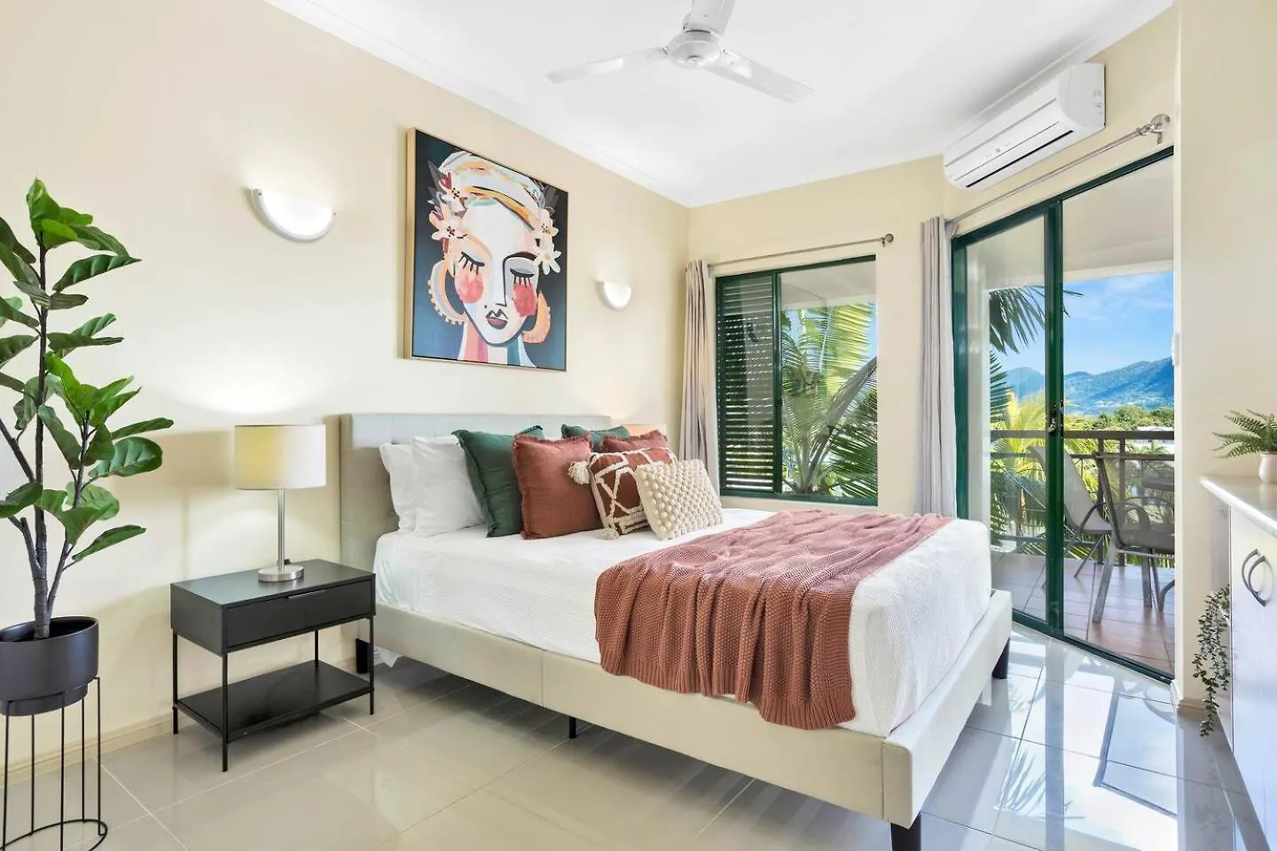Luxury Retreat In Cairns With Pool Apartment