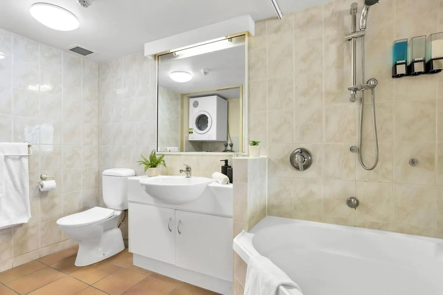 Luxury Retreat In Cairns With Pool Apartment